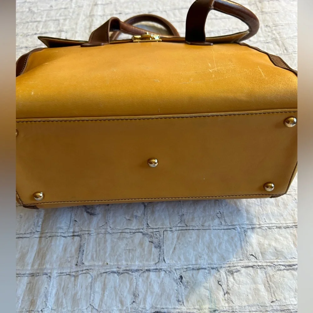 DOUGLAS HANNANT MUSTARD GOLD BROWN TRIM GOLD HARDWARE FEET TURN LOCK SATCHEL BAG - Picture 4 of 16